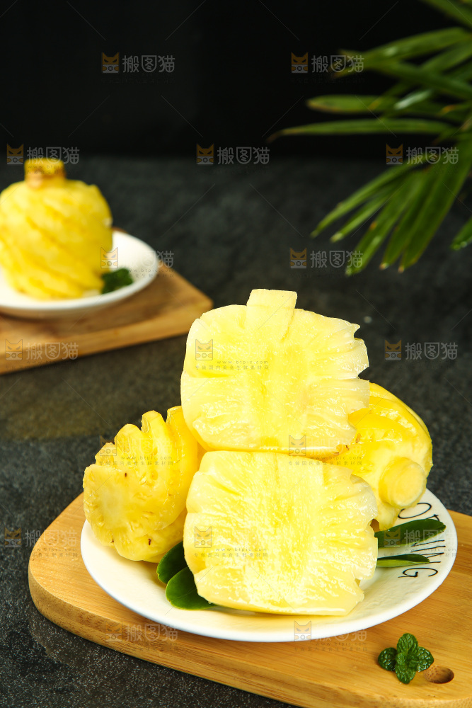 碗里装着去皮小菠萝