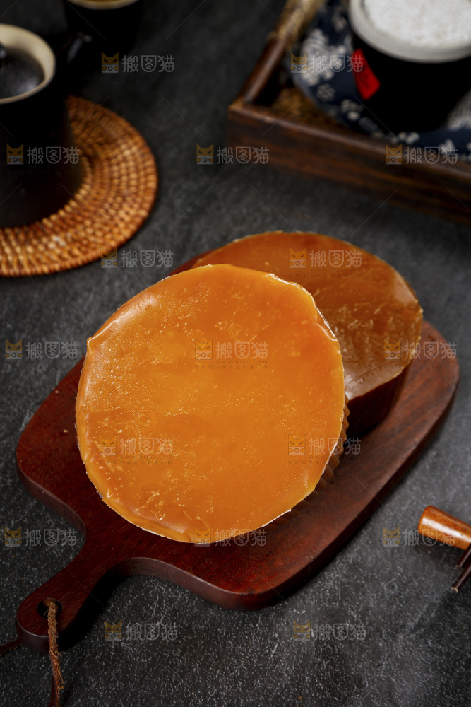 木板上放着红糖年糕