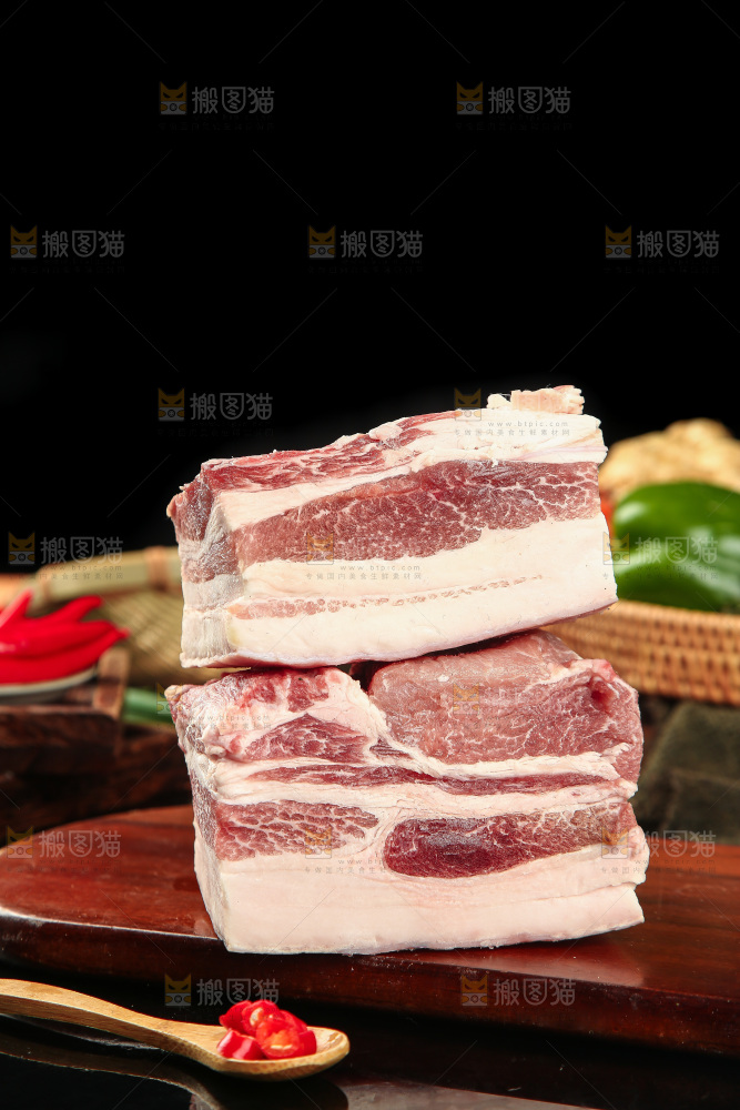 木板上放着带皮五花肉
