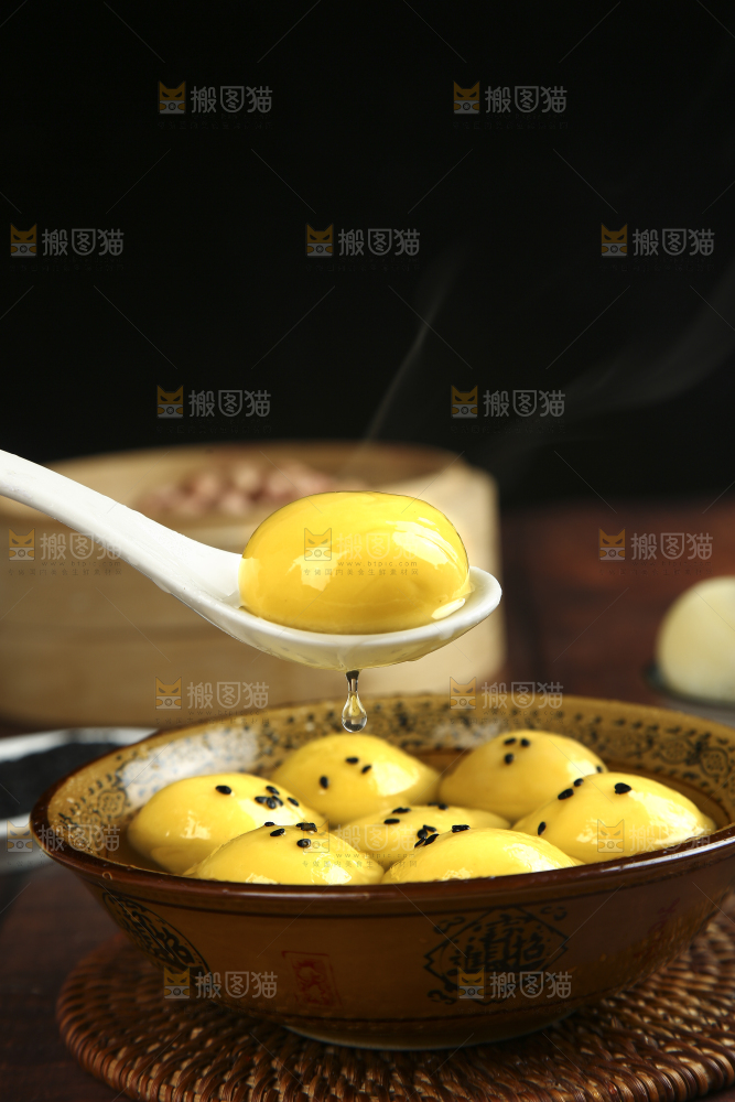 勺子上舀着黄米汤圆