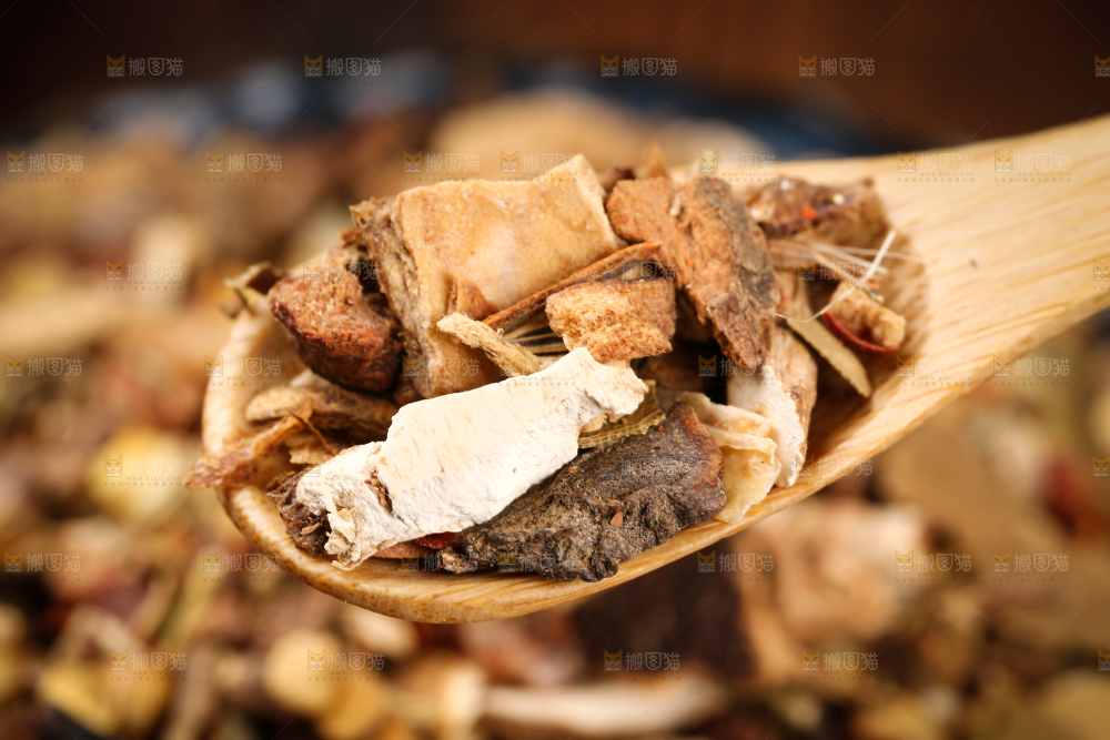 勺子里装着卤料