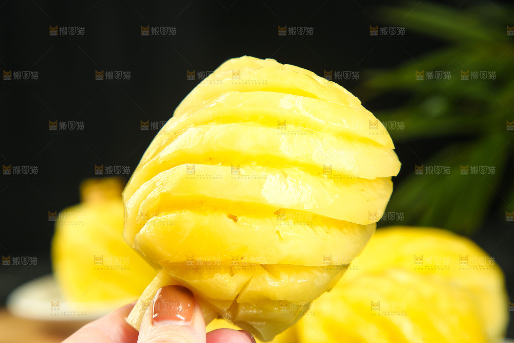 手里拿着香水小菠萝