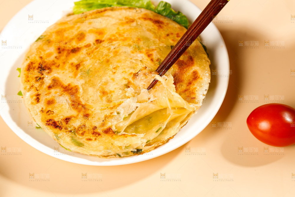 筷子上夹着葱油饼