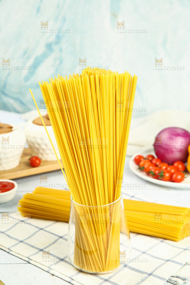 杯子里装着玉米面