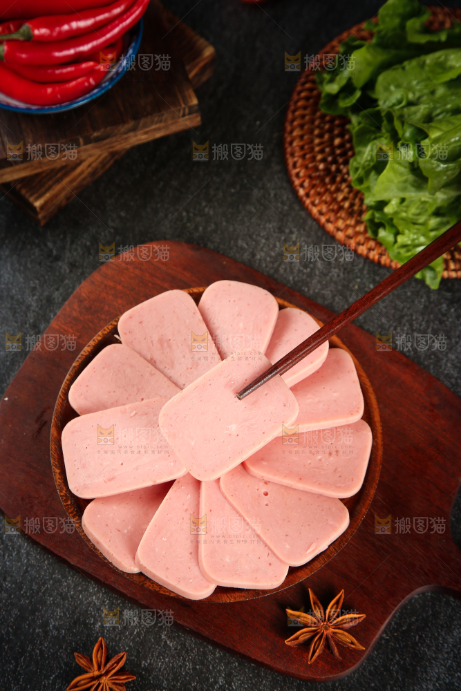 筷子夹着午餐肉切片