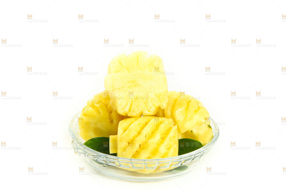 白底上的一盘泰国小菠萝