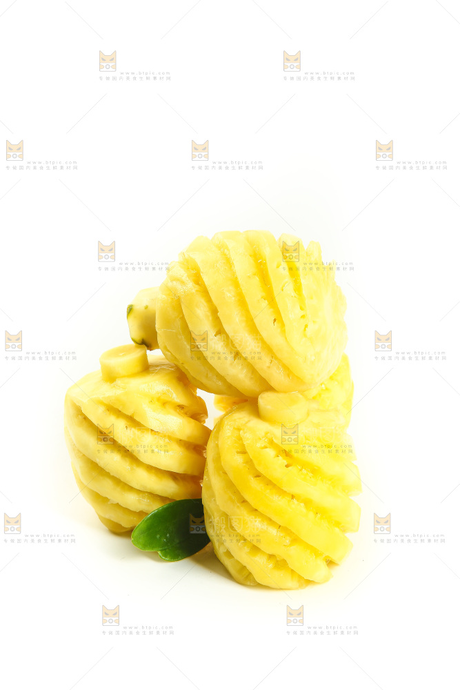 白底上放着去皮小菠萝