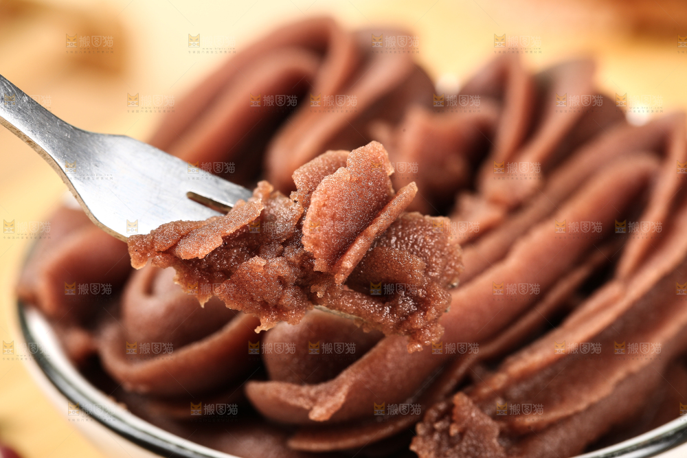 叉子上挑着红豆沙