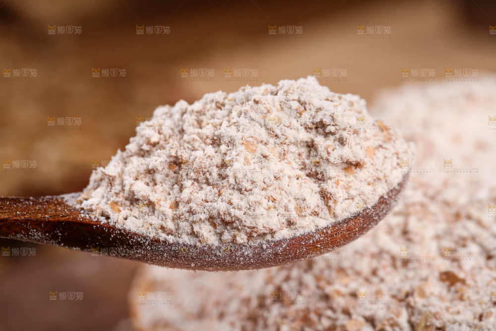 勺子上舀着黑全麦粉