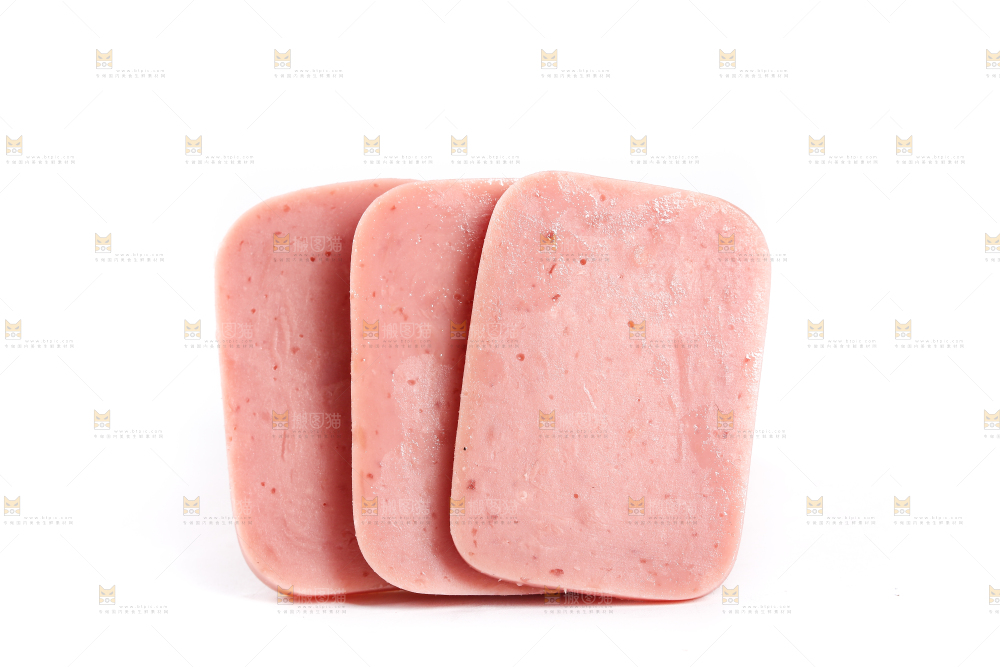 白底上放着切块的午餐肉