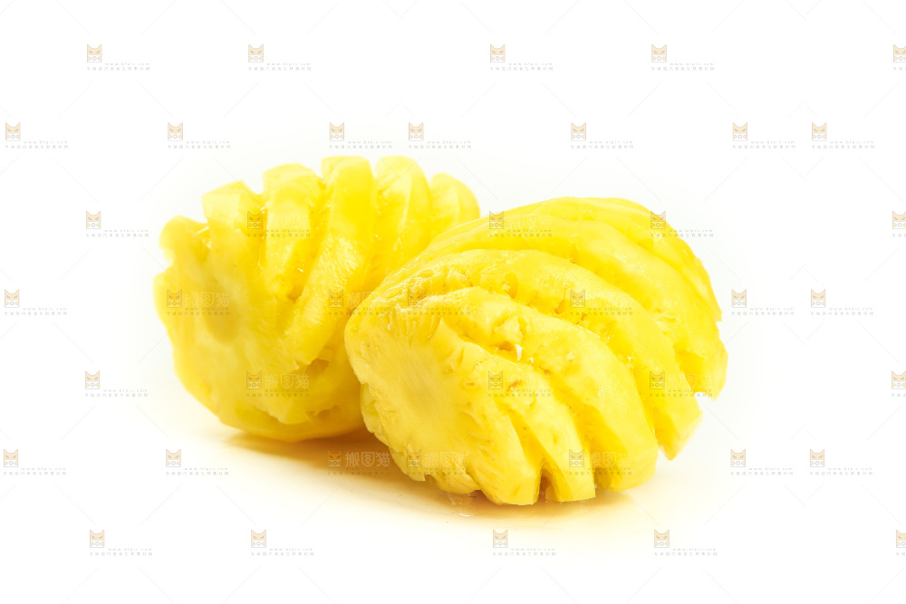 白底上放着去皮小菠萝