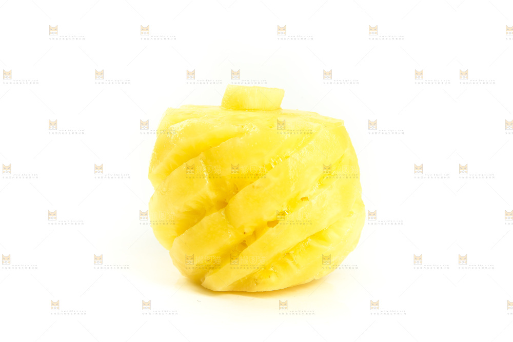 白底上放着去皮小菠萝