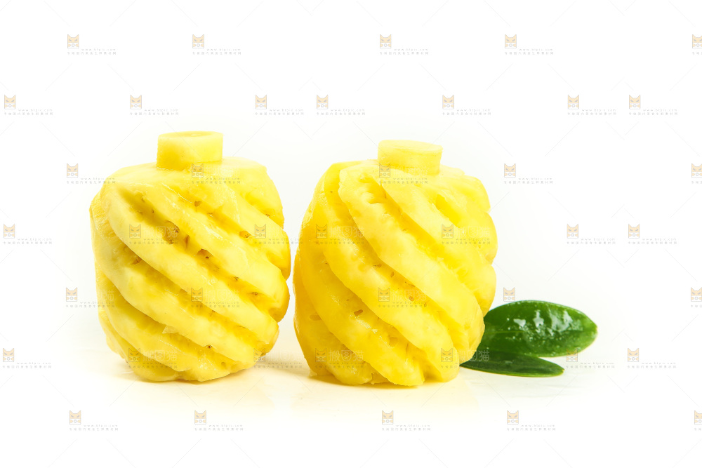 白底上放着去皮小菠萝