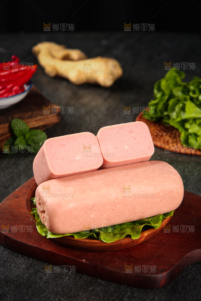 木板上放着一盘午餐肉