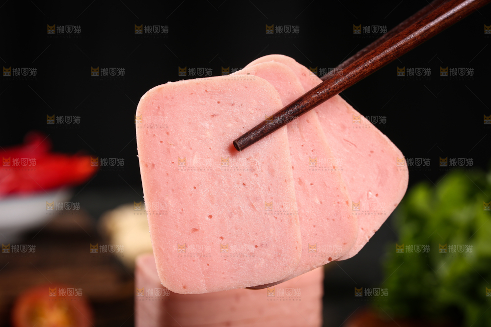 筷子夹着午餐肉切片