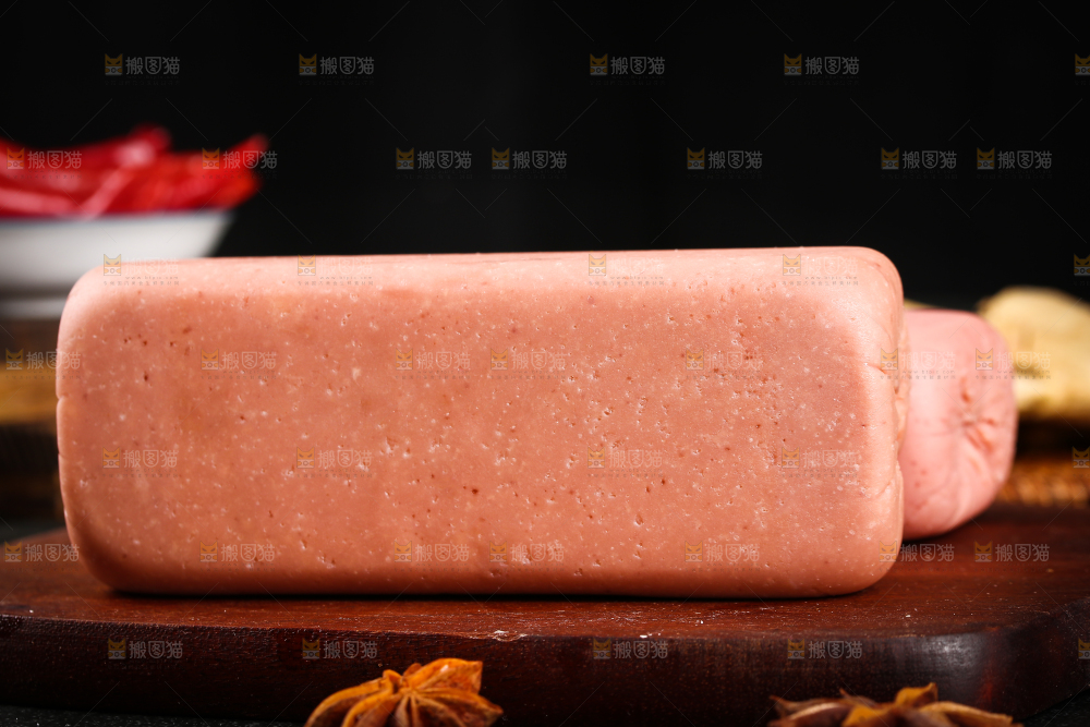 木板上放着午餐肉