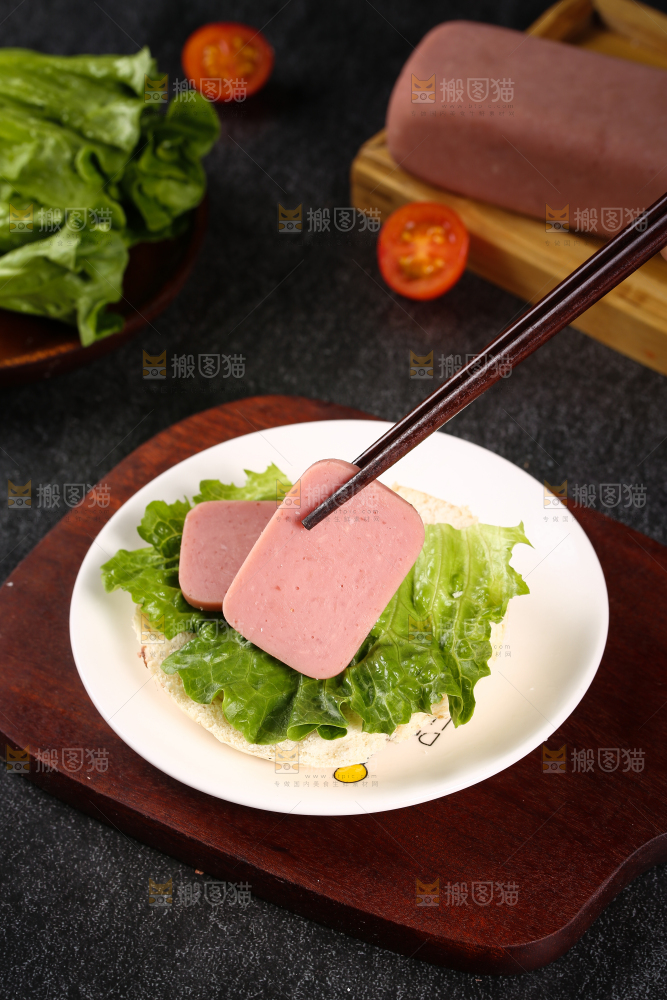 筷子夹着午餐肉切片