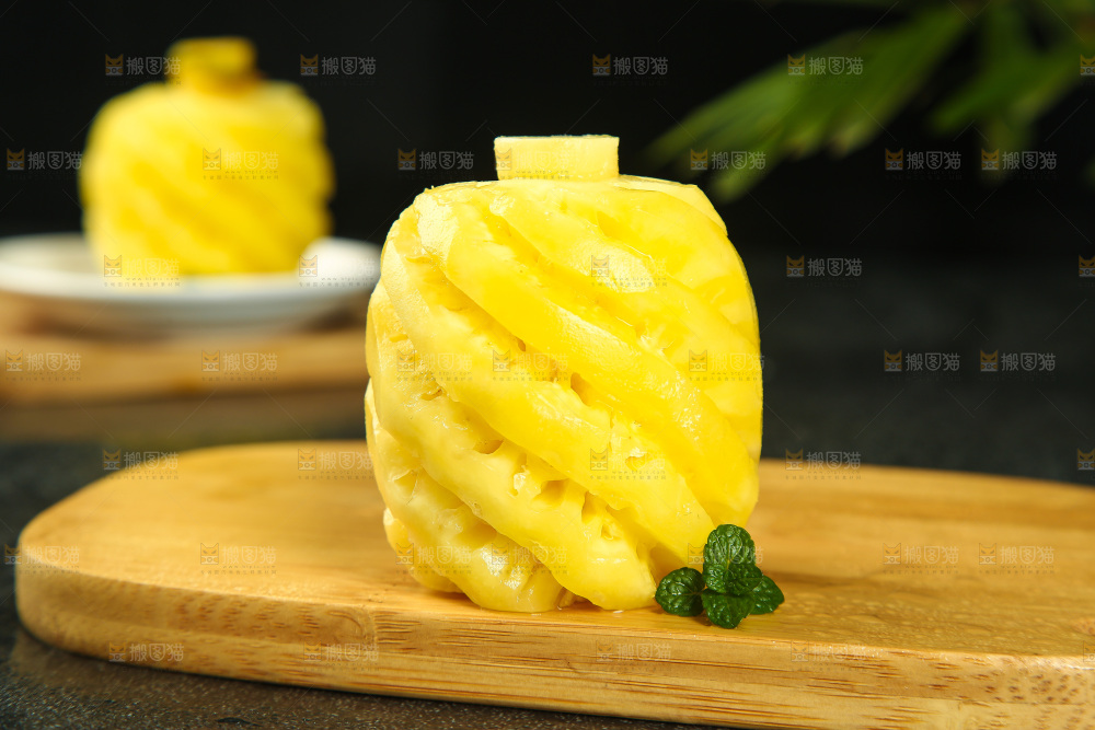 木板上的削皮小菠萝