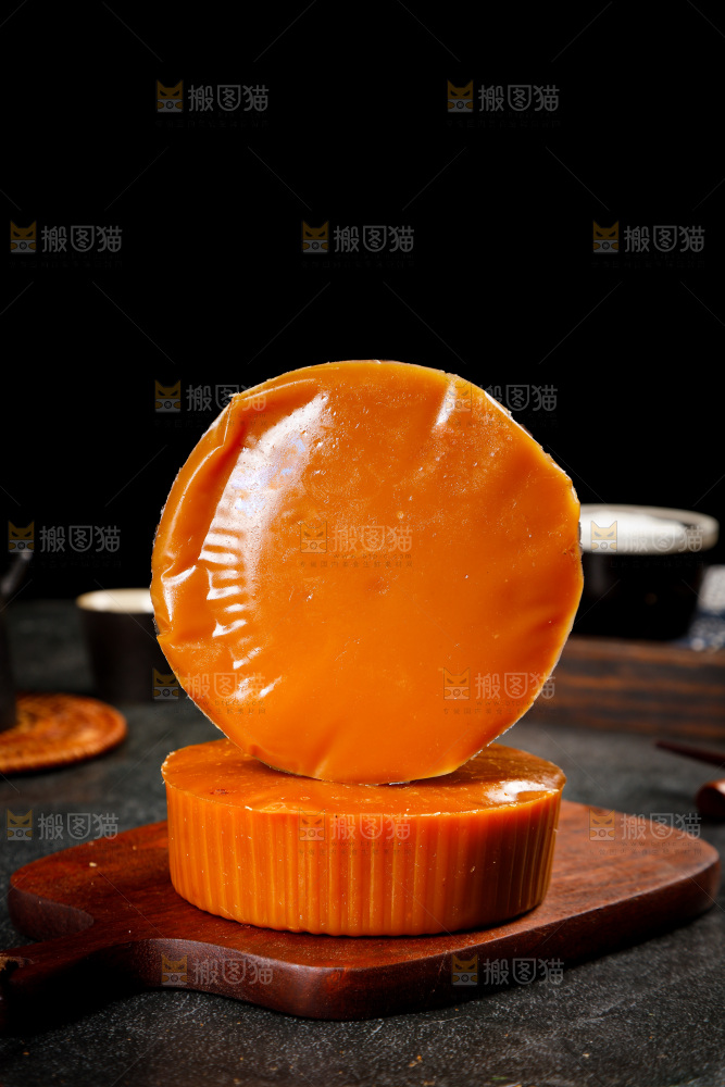 木板上放着红糖年糕