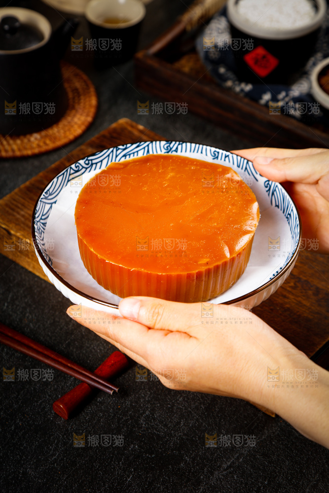 手里端着广式年糕