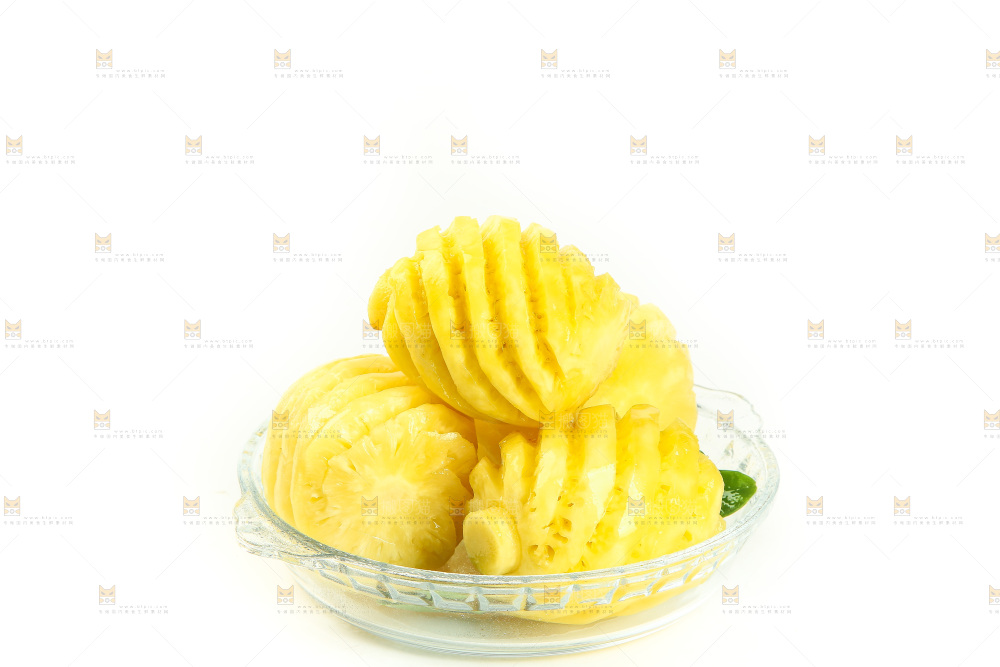 白底上的一盘泰国小菠萝