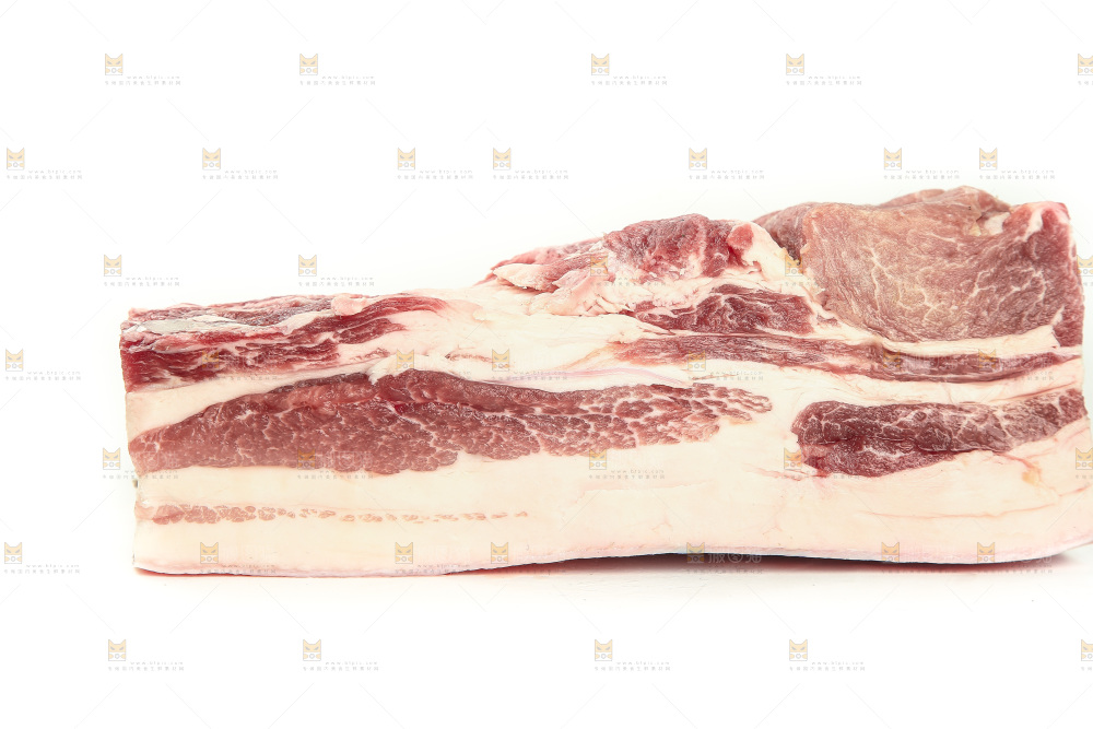 白底上放着五花肉