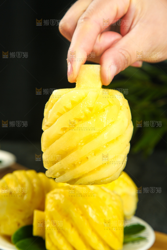 手里拿着香水小菠萝