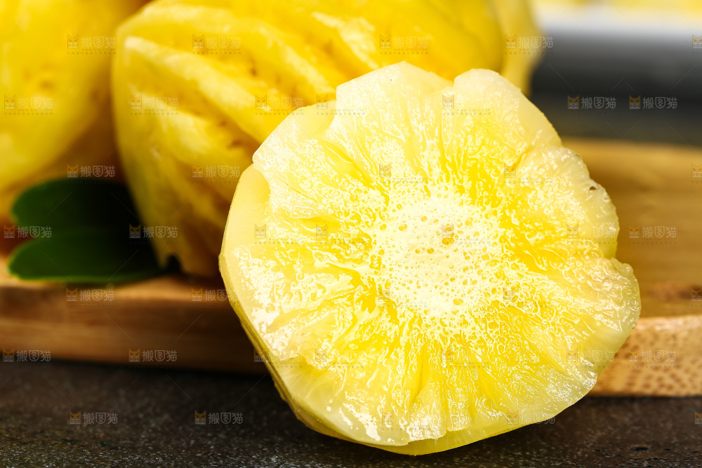 木板上的削皮小菠萝