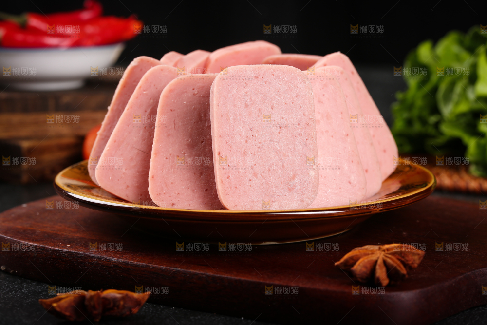 木板上放着一盘切片的午餐肉