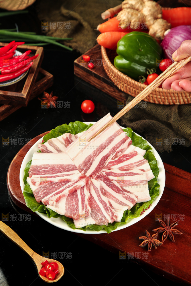 筷子上夹着猪肉