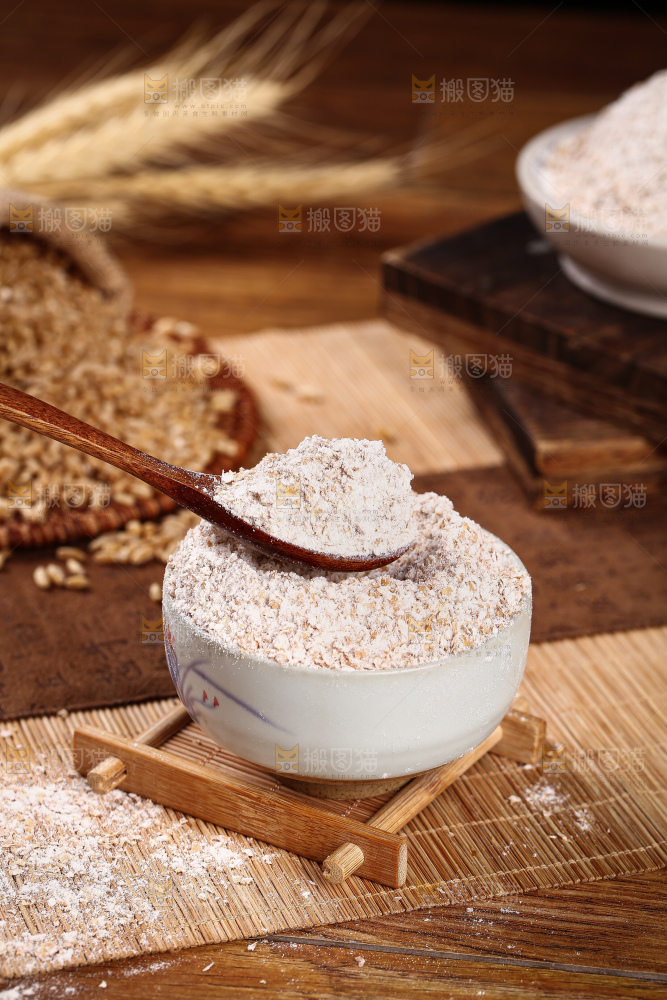 勺子上舀着黑全麦粉