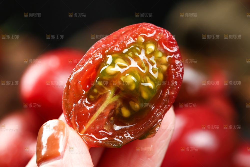 手里拿着新鲜小番茄