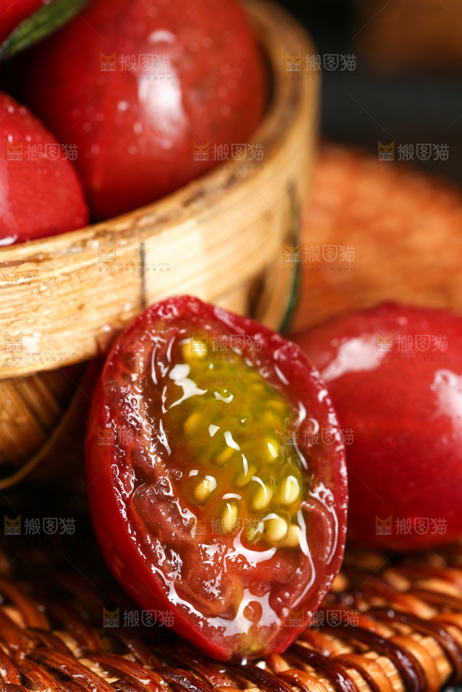 竹底上的珍珠小番茄