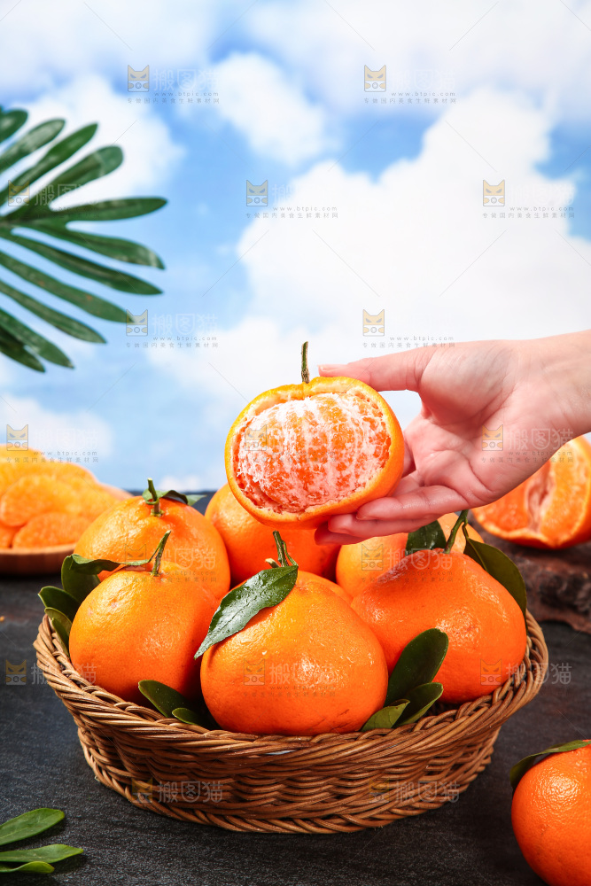 手里拿着耙耙柑