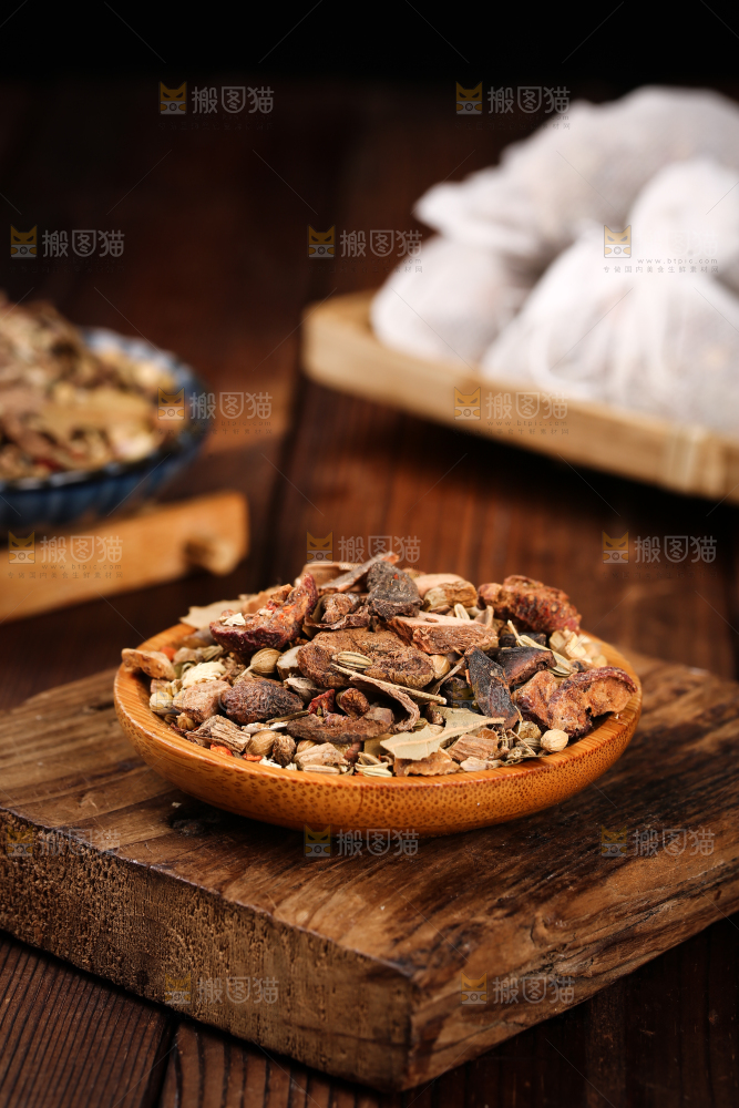 木板上放着一盘卤料组合