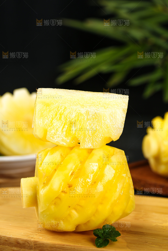 木板上放着去皮小菠萝