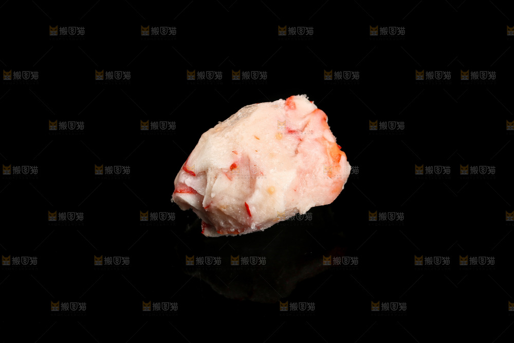 黑底上的龙虾球
