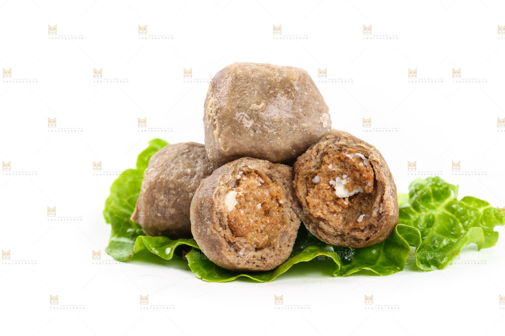 白底上放着牛肉丸