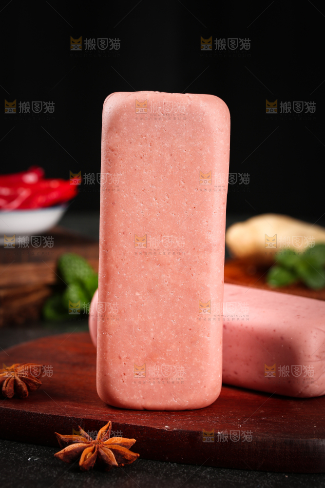 木板上放着午餐肉