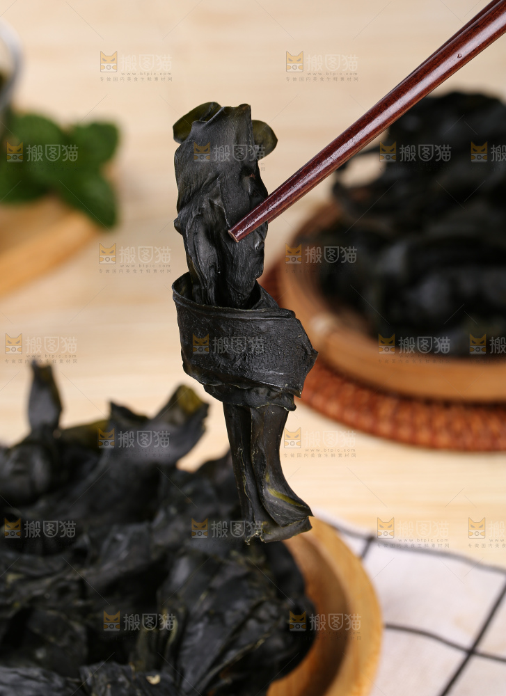 筷子上夹着海带结