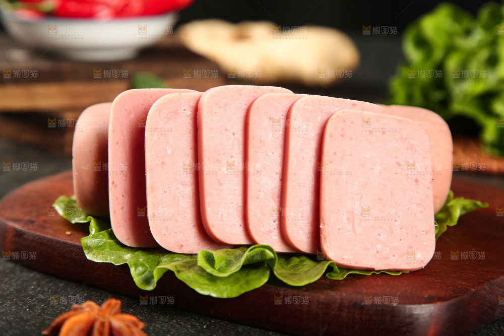 木板上放着午餐肉切片