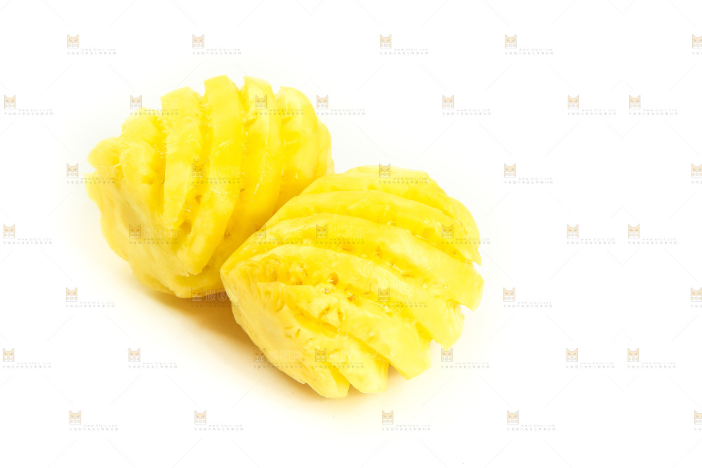白底上放着去皮小菠萝