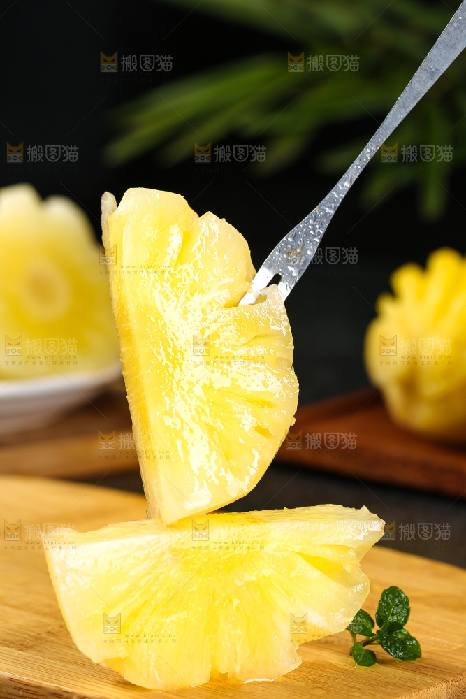 叉子上插着小菠萝果肉