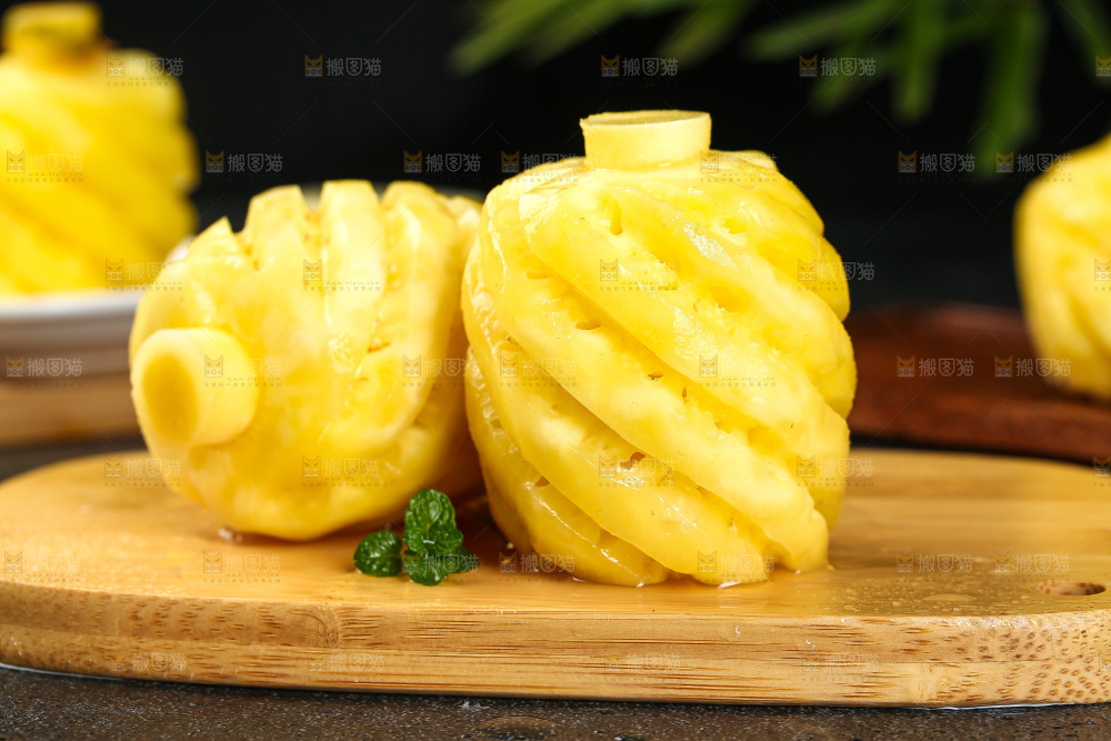 木板上放着去皮小菠萝