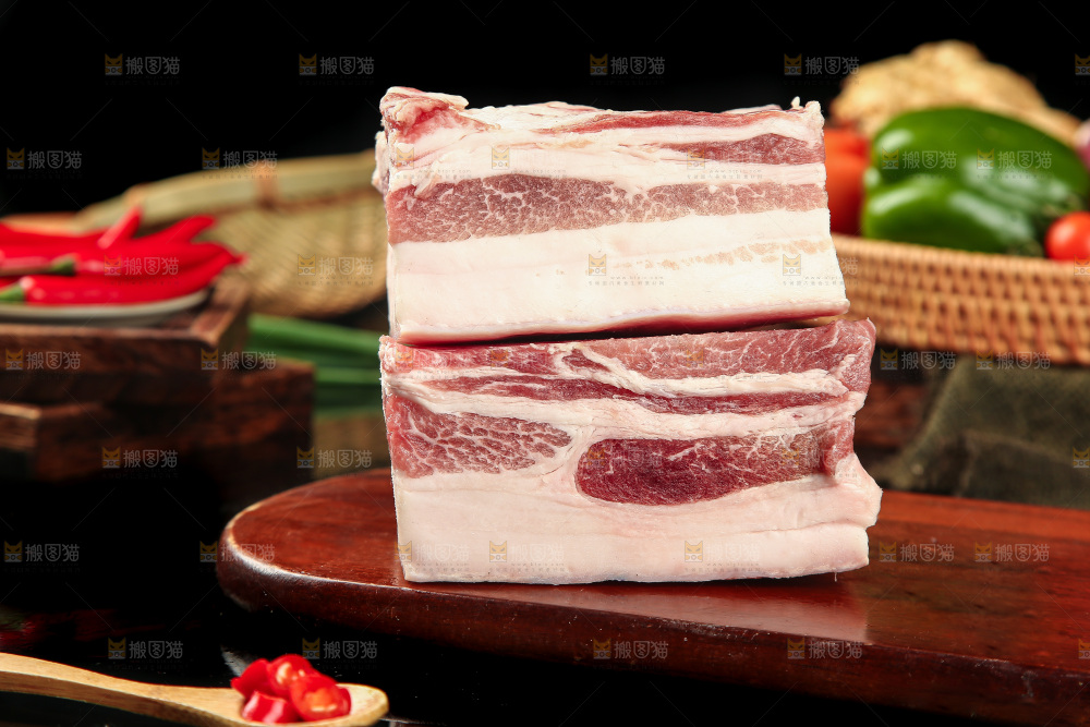 木板上放着五花咸肉