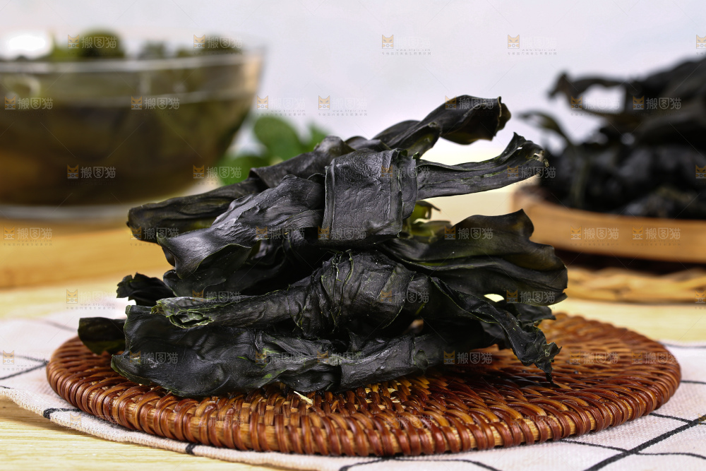 垫子上放着霞浦烘干海带结