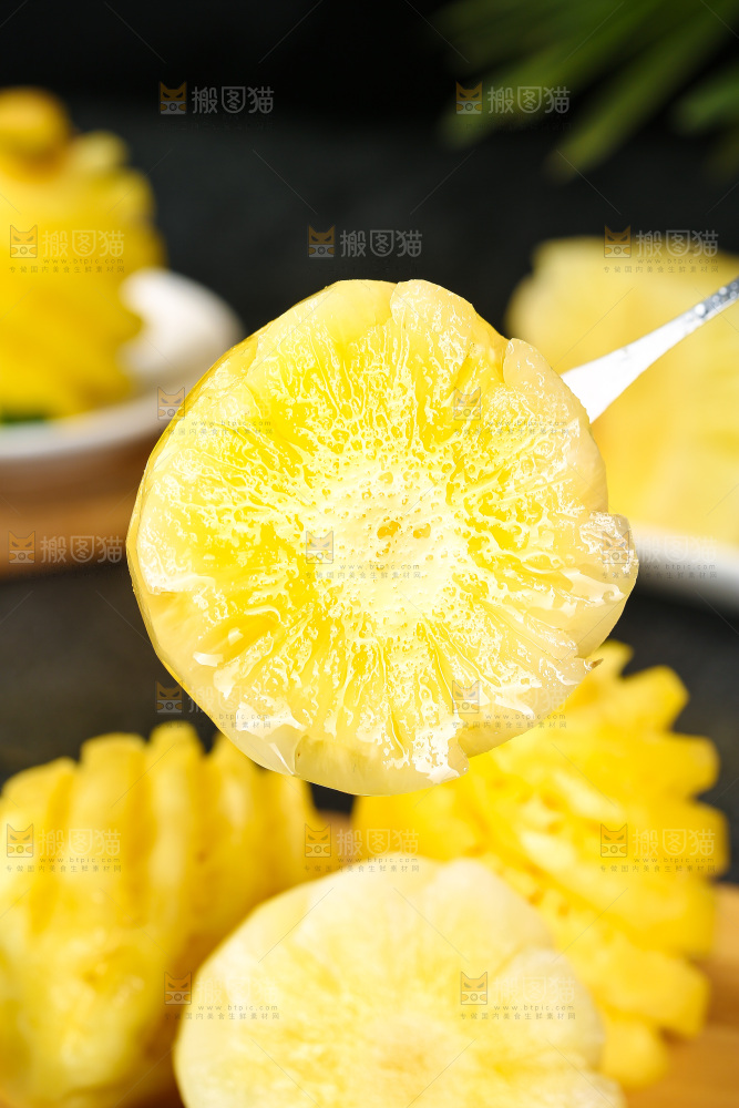 叉子上插着泰国小菠萝切块