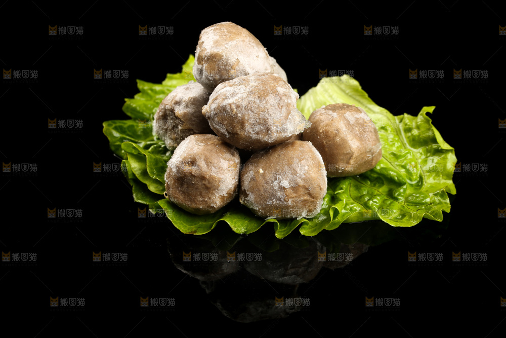 黑底上放着一堆潮汕牛肉丸