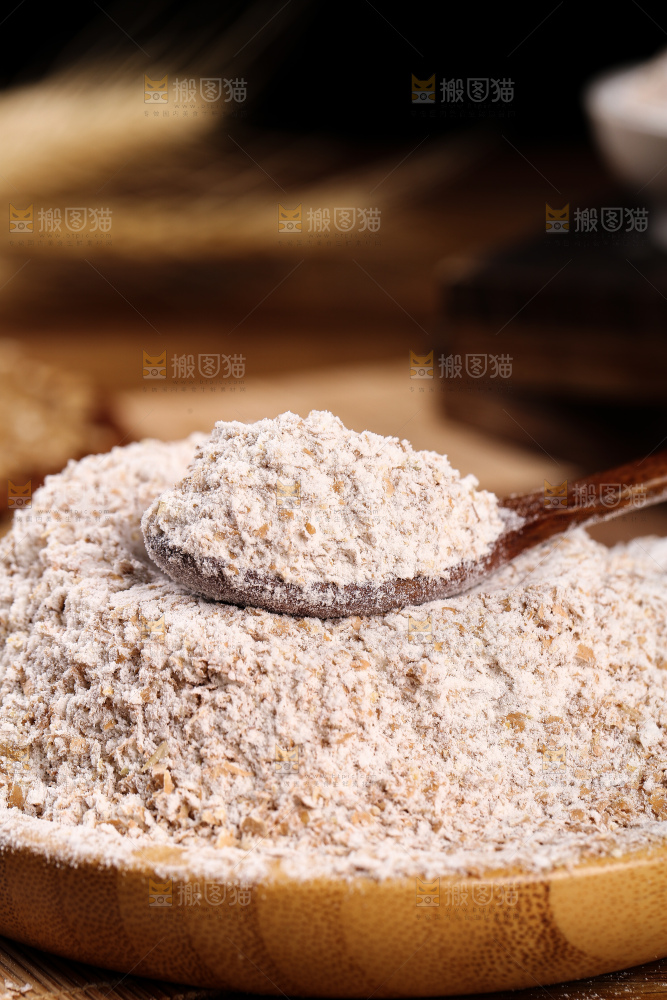勺子上舀着黑全麦粉