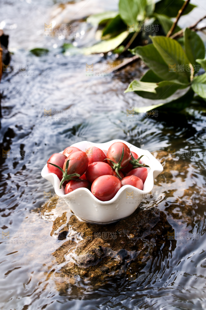 碟子里装着珍珠小番茄